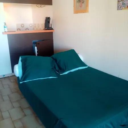 Joli Studio Apartment *